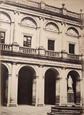 Sevilla, edificio del Archivo General de Indias, antigua Casa Lonja, patio. Reynoso.