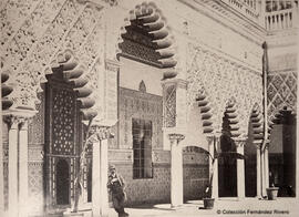 Sevilla, Alcázar, Patio de las Doncellas con un hombre posando. Reynoso.