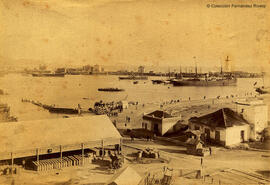 Málaga, el puerto con las obras de relleno de los muelles, en primer plano el tinglado y la caseta de sanidad. Fotógrafo desconocido