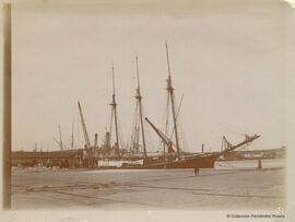 St. Nazaire, Francia, velero en el muelle del puerto. Fotógrafo desconocido