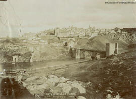 Toledo, vista desde el este, con la iglesia de San Juan de los Reyes, la muralla y el Puente de San Martín. Casiano Alguacil.