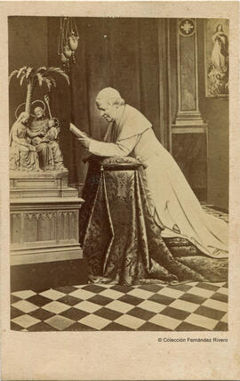 Italia, retrato del Papa Pio IX rezando ante la Sagrada Familia. Fotógrafo desconocido.