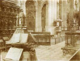 Málaga, Catedral, interior del coro con el facistol. Fotógrafo desconocido.