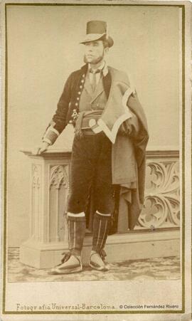 Barcelona, retrato de un tipo con indumentaria valenciana. Fotografía Universal.