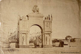 Sevilla, arco efímero en honor a la visita de Isabel II en la Estación del Ferrocarril. Charles Clifford.