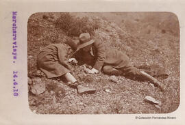 Macharaviaya (Málaga), un hombre y un niño observando algún insecto en el suelo. Fotógrafo desconocido.
