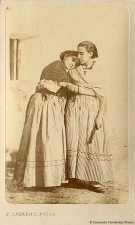Valencia. retrato de dos mujeres abrazadas.  J. Laurent.
