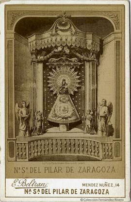 Zaragoza, reproducción de un grabado de la imagen de la Virgen del Pilar en su altar. E. Beltrán.