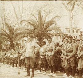 Málaga, desfile de tropas en el Parque junto al antiguo edificio de correos. Fotógrafo desconocido.