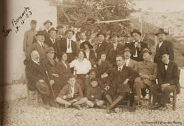 Málaga, retrato de un grupo de excursionistas ante una vivienda rural. Fotógrafo desconocido.