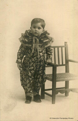 Madrid, retrato de un niño disfrazado de Pierrot. Kaulak.