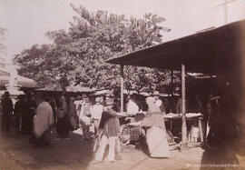 Sevilla, plaza central del mercado de la Encarnación con la fuente. Autor desconocido.