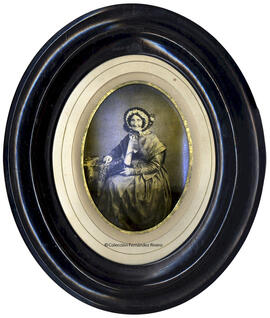 Clermont-Ferrand, retrato de Jeanne Angélique Bashe Darrot a los 81 años, con una mano apoyada en una mesita y su dedo índice apuntando al paño que la cubre. Berubet.