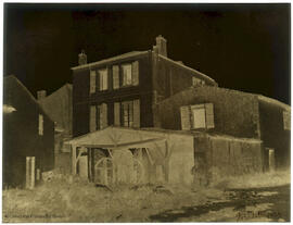 La Rochelle (Francia), vivienda rural con un porche. Varin Frères.
