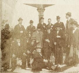Málaga, grupo de pintores malagueños en homenaje al pintor José Moreno Carbonero el 4 de junio de 1924, en los Baños del Carmen. Fotógrafo desconocido.