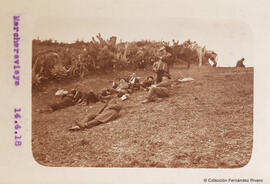 Macharaviaya (Málaga), un grupo de excursionistas descansan junto a unos burros y ante un grupo de pitas y chumberas. Fotógrafo desconocido.