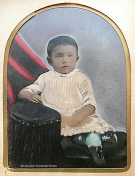 Retrato de un niño sentado en un sillón. Fotógrafo desconocido.