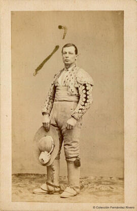 Madrid, retrato del torero “Pinto” con sombrero en la mano. J. Laurent.