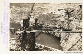 Ardales (Málaga), construcción de la presa sobre el río Guadalhorce, "Grua eléctrica para transporte de bloques". Fotógrafo desconocido.