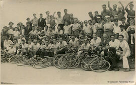 Argentina, retrato de un numeroso grupo de ciclistas con sus bicicletas y un fotógrafo con su cámara. Foto Santos.