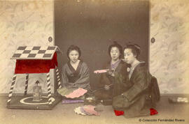 Japón, retrato de tres jóvenes japonesas, sentadas, con abanicos. Fotógrafo desconocido