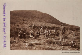 Málaga, Cerrado de Molina, un grupo de excursionistas descansa en las proximidades del lugar. Fotógrafo desconocido.