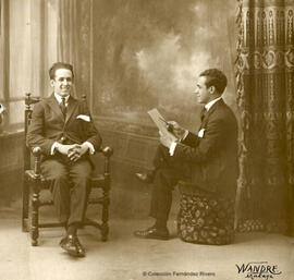 Málaga, retrato de un dibujante haciendo un retrato y su modelo (truco fotográfico con la misma persona). Wandre.