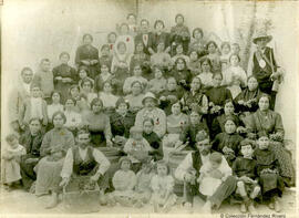 Sorbas (Almería), retrato de la familia de Diego Gardyn Llorente y María García García con un grupo de trabajadores tras la vendimia con datos y nombres. Luis Villalba.