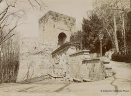 Granada. Puerta de la Justicia, Linares.