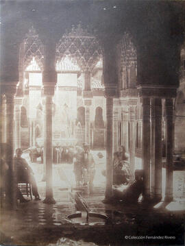 Granada, Alhambra, Patio de los Leones, la familia de Joaquín Pedrosa bajo uno de los templetes. J. Pedrosa.