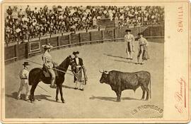 Sevilla, reproducción de un óleo de una corrida de toros, suerte de varas. E. Beauchy.