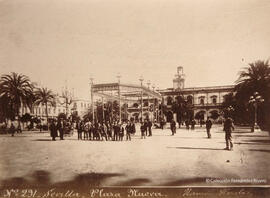 Sevilla, Plaza Nueva con un grupo de hombres. Ramón Almela.
