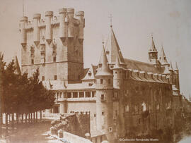 Segovia, Alcázar, fachada principal y torre de Juan II, con la firma del autor. Charles Clifford.