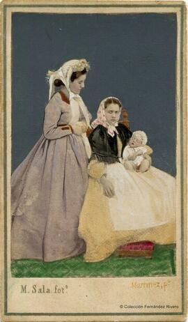 Barcelona, retrato de dos mujeres con un bebé en brazos, firma del iluminador en anverso. Marc Sala Camarasa.