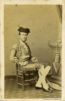 Madrid, retrato de un hombre disfrazado de torero y sentado sobre una silla de enea. J. Gautier