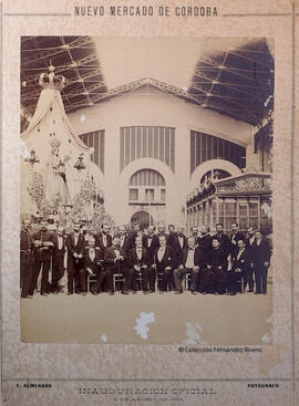Córdoba, retrato de un grupo numeroso de hombres en la inauguración en 1896 del mercado de Abastos en la plaza de la Corredera. E. Almenara.