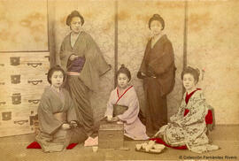 Japón, retrato de un grupo de geishas tomando té. Ueno Hikoma.