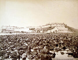 Tánger (Marruecos) la ciudad amurallada desde la playa. James Mann