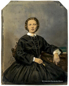 París, retrato de mujer joven sujetando una cadena que tiene al cuello. Bousseton et Appert.