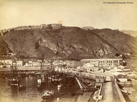 Málaga, el muelle viejo, la plaza de toros y el castillo de Gibralfaro, vista desde lo alto de la Farola. Joaquín Oses