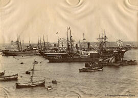 Málaga, embarcaciones en el Puerto con el Paseo de la Farola al fondo. Fotógrafo desconocido