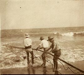 Málaga, pescadores en la playa tirando de "el copo". Fotógrafo desconocido.