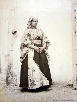 Tánger (Marruecos), retrato de una mujer joven con el llamado traje de paños sefardí. James Mann