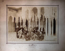 Granada, Alhambra, retrato de un grupo de hombres ante uno de los templetes del Patio de los Leones. Señán y González.