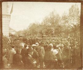 Málaga, el Parque, multitud reunida ante el edificio del Ayuntamiento. Fotógrafo desconocido.