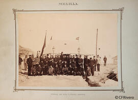 Melilla, grupo de militares rodeando al general García-Margallo ante una instalacion de campaña. Fotógrafo desconocido.