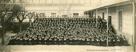 Málaga, Colegio del Ave María, retrato de un gran grupo de niñas uniformadas en el patio. Fotógrafo desconocido