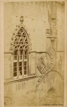 Barcelona, fachada del Ayuntamiento, ventana y portada gótica a la calle de la Ciudad. Fotógrafo desconocido.