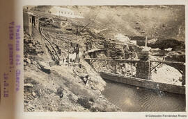 Ardales (Málaga), construcción de la presa sobre el río Turón, maquinaria, operarios y construcciones anexas. Fotógrafo desconocido.