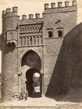 Toledo, Puerta del Sol y un grupo de paisaanos. Garzón fotº.